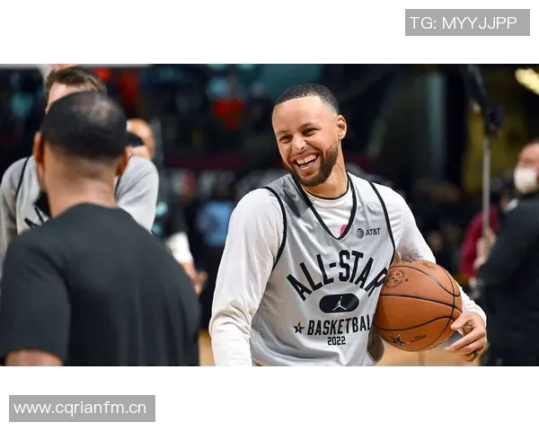 库里虽因伤缺阵但热情与小球迷互动合影展现亲和力